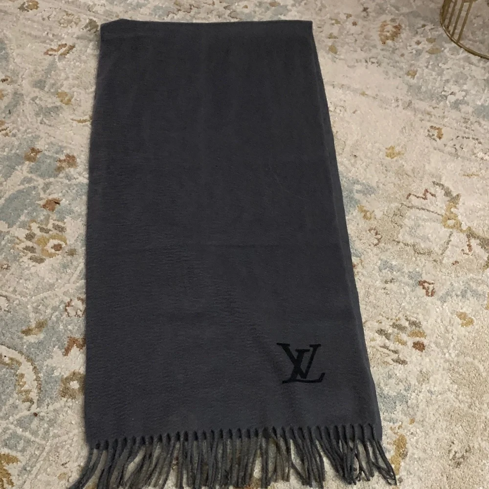Louis Vuitton Cashmere Charcoal Scarf for Men - Picture 6 of 9